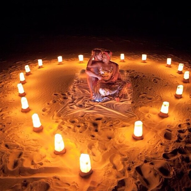 Gaby Amarantos posa com namorado em clima de romance