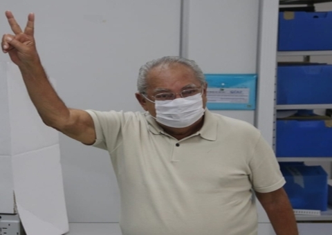 Amazonino Mendes vota em Manaus e destaca poder do eleitor consciente