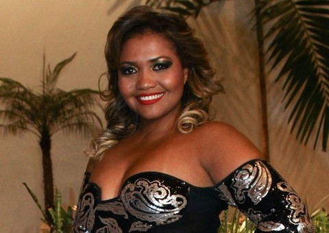 Gaby Amarantos posa com namorado em clima de romance