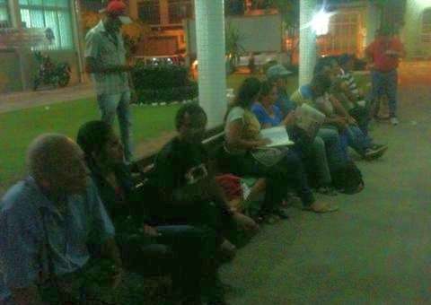 Pacientes dormem na fila para conseguir atendimento