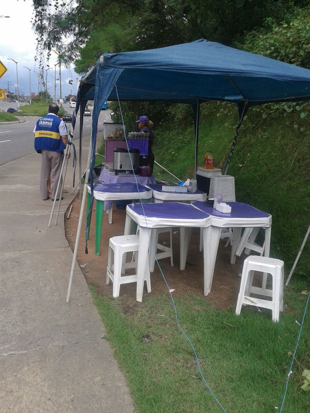 Ambulantes são retirados das proximidades da Ponte do Rio Negro