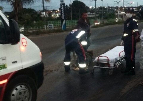 Motocicleta cai em buraco no Distrito Industrial  e mulher fica ferida