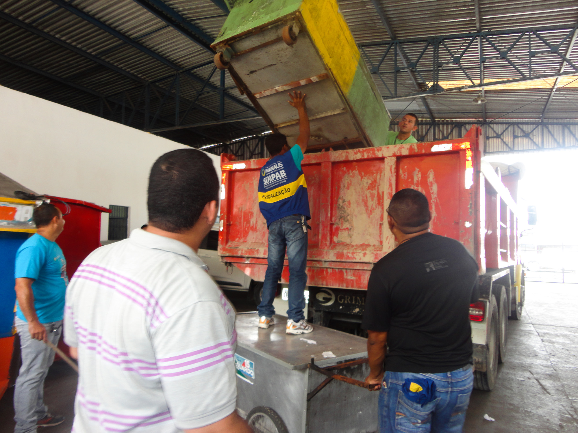 Materiais apreendidos são descartados pela prefeitura