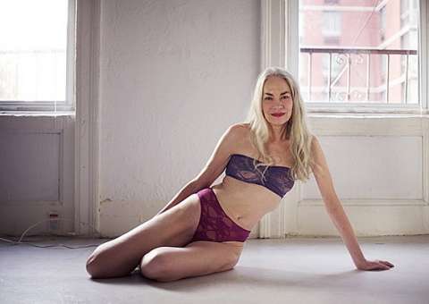  Modelo de 62 anos é a estrela de uma campanha de lingerie