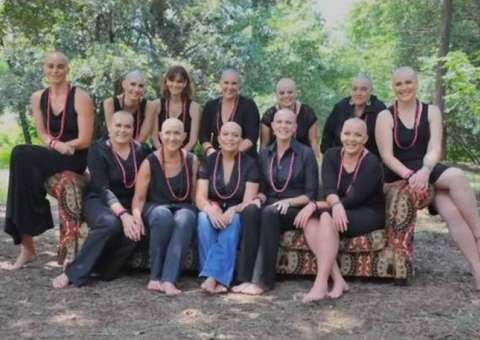 Vídeo emocionante de amigas que raspam os cabelos, para homenagear amiga com câncer