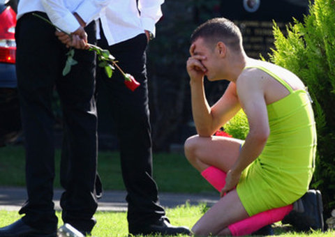  Promessa de amizade: “ Se eu morrer, vá no meu velório vestido de mulher”