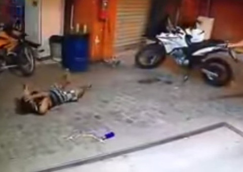 Matou um amigo por arranhar sua moto