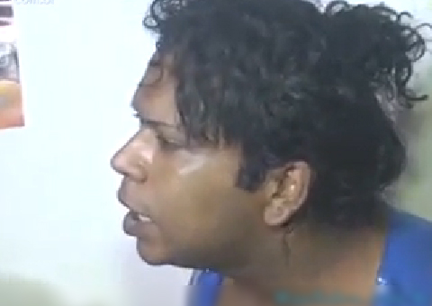 Homem diz estar com saudade do seu marido preso e resolve ir pra cadeia