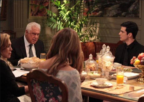 Félix desmascara César na frente da família