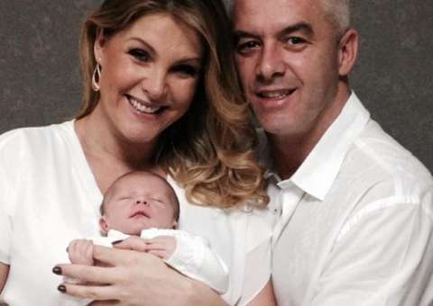 Ana Hickmann mostra pela primeira vez o rosto do filho