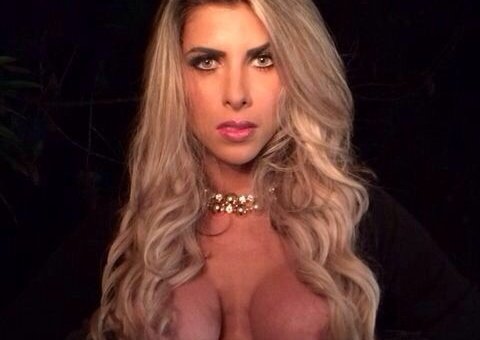 Ana Paula Minerato mostra bastidores de ensaio nu