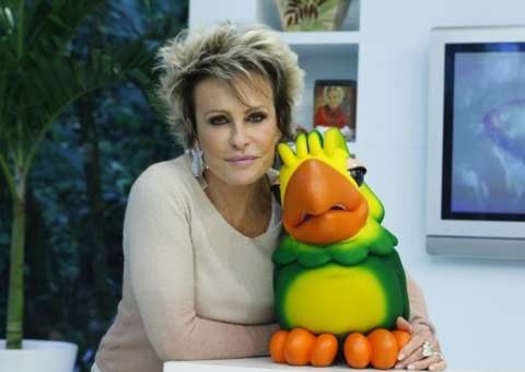 Ana Maria Braga paga mico ao tentar dirigir carro elétrico