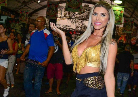 Bem decotada, Ana Paula Minerato exibe corpão em ensaio da Gaviões  