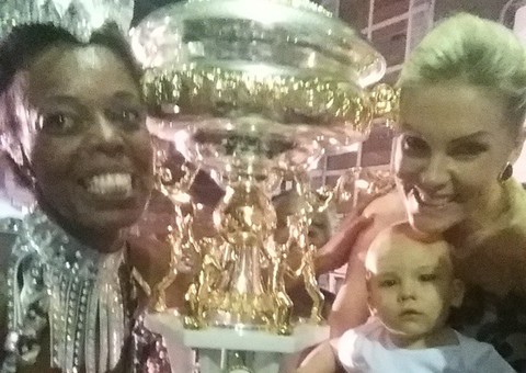 Ana Hickmann comemora vitória da Vai-Vai no Carnaval de São Paulo: 'É nosso'