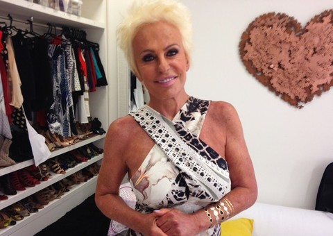 Modesta, Ana Maria Braga elogia próprios seios: "Não despencaram"