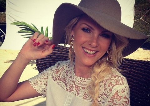 Após pesar 104 quilos na gravidez, Ana Hickmann recupera boa forma