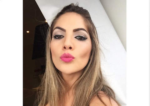 Aparentemente nua, ex-BBB Anamara sensualiza na cama