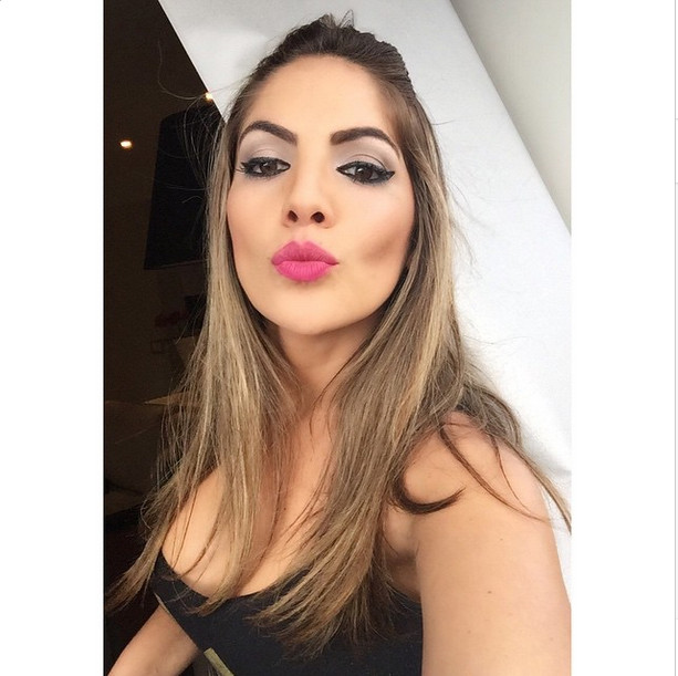 Aparentemente nua, ex-BBB Anamara sensualiza na cama