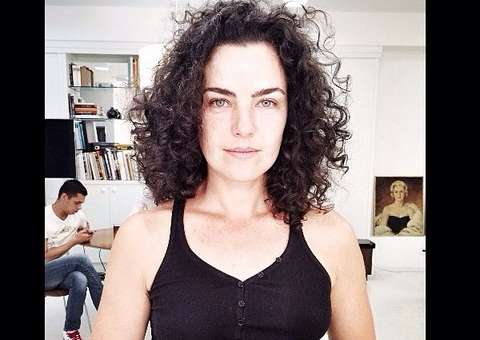 Sem maquiagem, Ana Paula Arósio 'sai da toca' para cuidar do visual