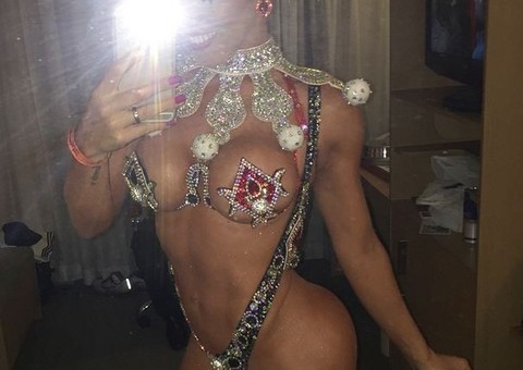  Rainha da Gaviões da Fiel mostra fantasia reveladora de pertinho