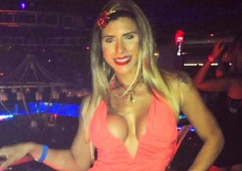  Ana Paula Minerato exibe fartura em vestido decotado