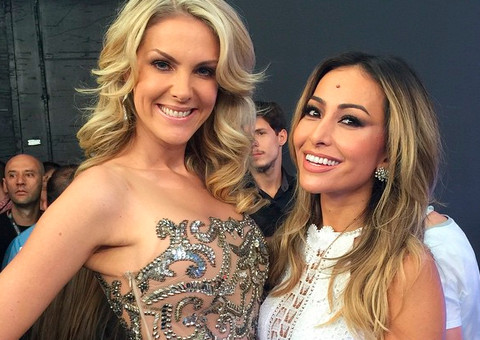 Ana Hickmann e Sabrina Sato se encontram no Amigo secreto da Record