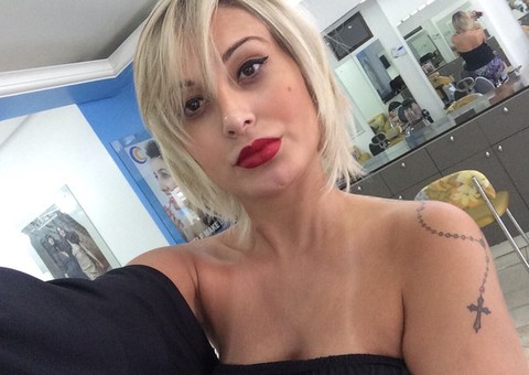 Andressa Urach muda visual e aparece com cabelo curto 