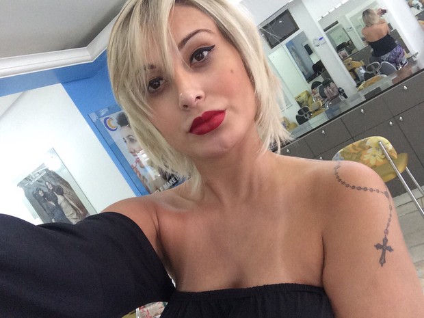 Andressa Urach muda visual e aparece com cabelo curto 