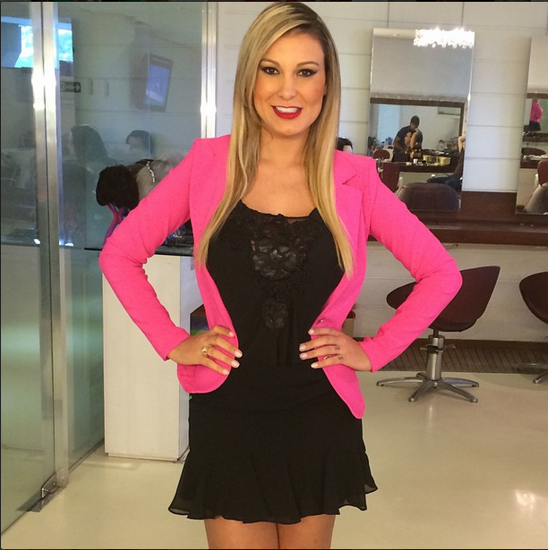 Andressa Urach ataca pai e diz que alguém da família vendeu suas fotos na UTI