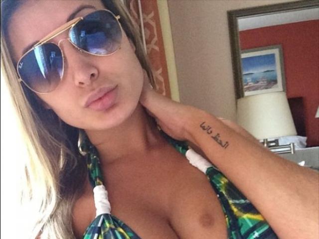 Andressa Urach aparece com chupão no seio