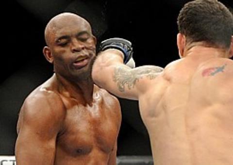 UFC: Nocauteado, Anderson Silva perde cinturão