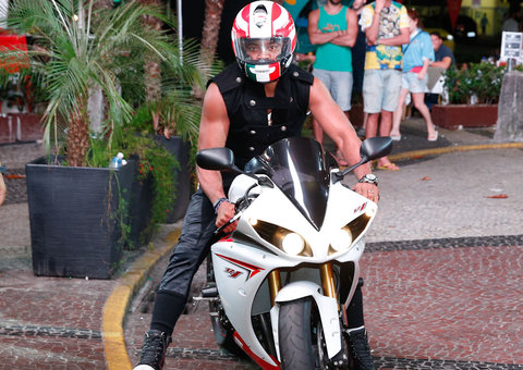  Anderson Silva chega de moto em festa do UFC