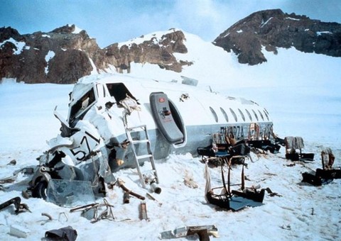 Corpos e destroços de avião que caiu com time de futebol são achados 50 anos depois nos Andes