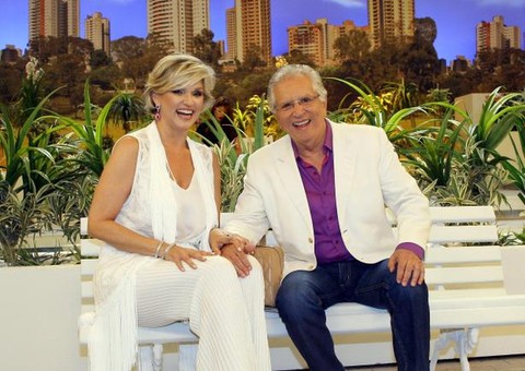 Após reatar casamento, Andréa Nóbrega volta ao "A Praça é Nossa"