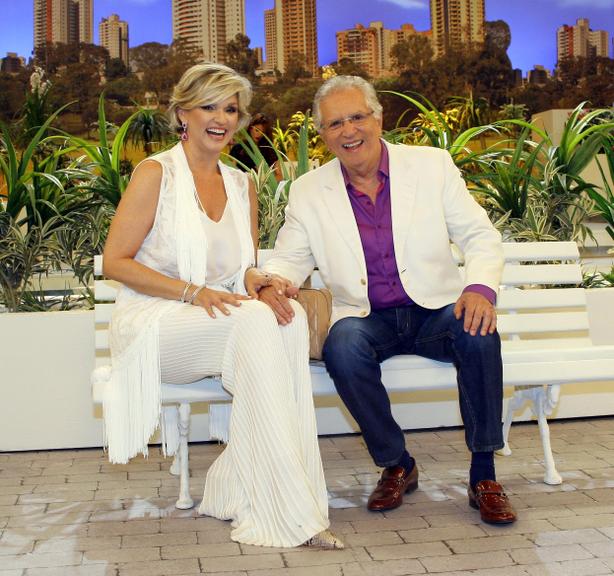 Após reatar casamento, Andréa Nóbrega volta ao "A Praça é Nossa"