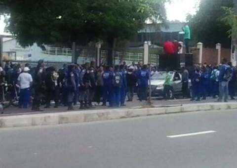 Djalma Batista para com manifestação de funcionários da Andrade Gutierrez