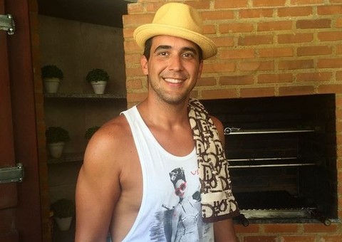 Anitta recebe André Marques em casa e elogia: “gatoooo”