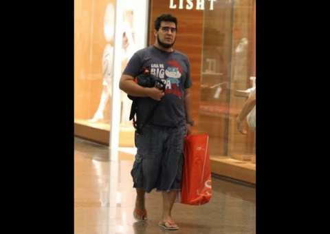 André Marques aparece mais magro após cirurgia de redução de estômago