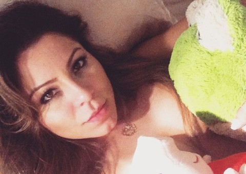 Sem sutiã, Andressa Ferreira faz selfie ousada