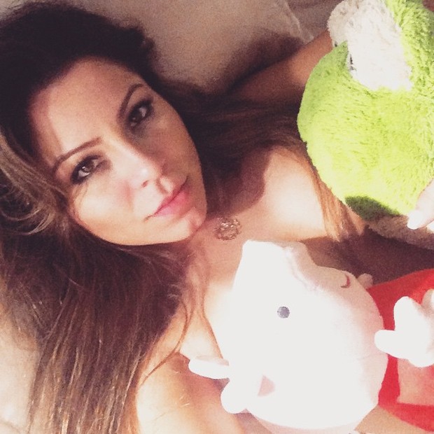 Sem sutiã, Andressa Ferreira faz selfie ousada