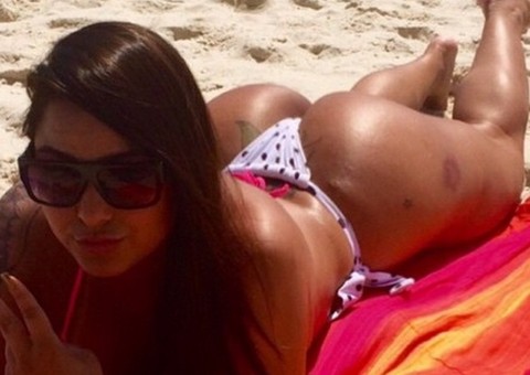 Mulher Melancia se exibe de fio-dental com hematoma no bumbum 