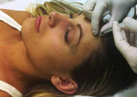 Com apenas 25 anos, Andressa Urach aplica botox após ter feito bioplastia