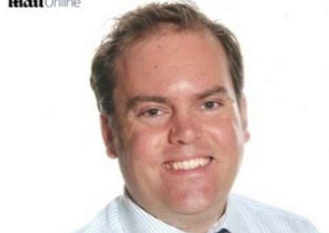 Professor gay pede demissão após protesto de pais de alunos