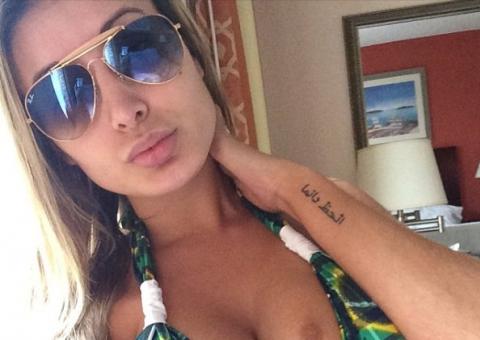 Andressa Urach aparece com chupão no seio