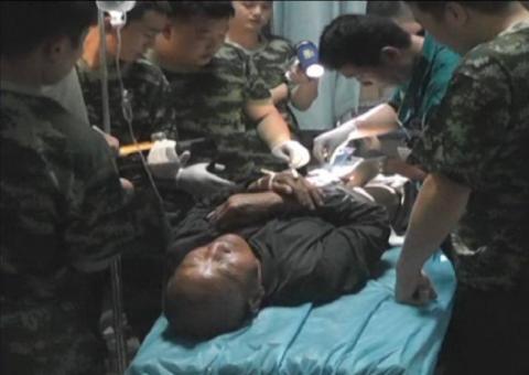 Idoso resolve colocar um anel no pênis e se dá mal