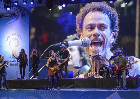 Fãs lotam anfiteatro Ponta Negra no show do Nando Reis 