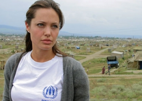 Atriz Angelina Jolie pede reforço de ajuda a refugiados sírios