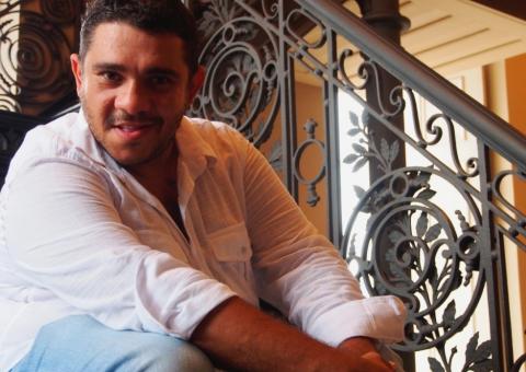 Angelo Speranza canta Cazuza e Renato no bar Botequim