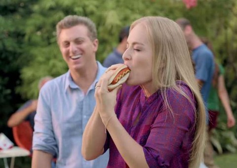 Vegetariana, Angélica é criticada por comer carne vermelha em comercial