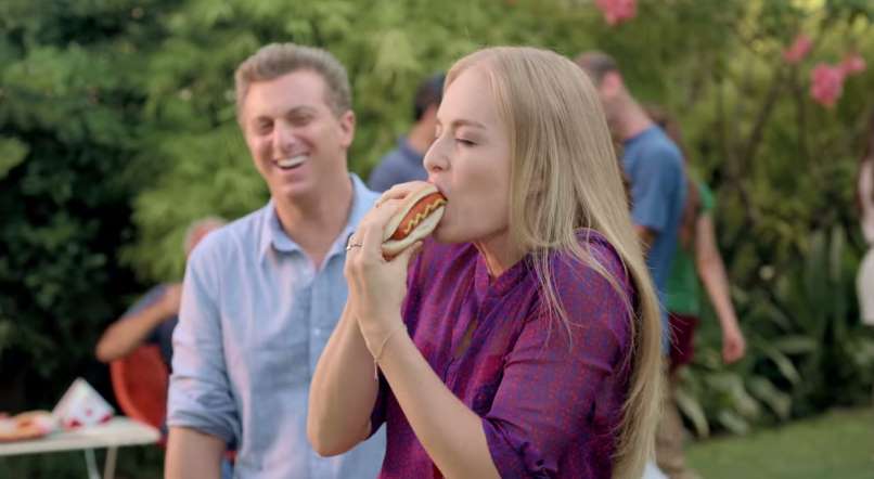 Vegetariana, Angélica é criticada por comer carne vermelha em comercial